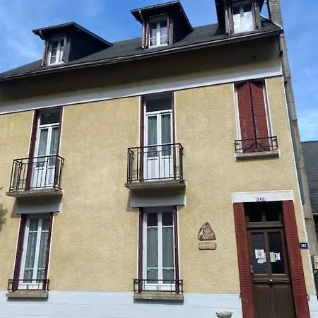 6 Personnes Calme Proche Centre-ville Апартаменты *